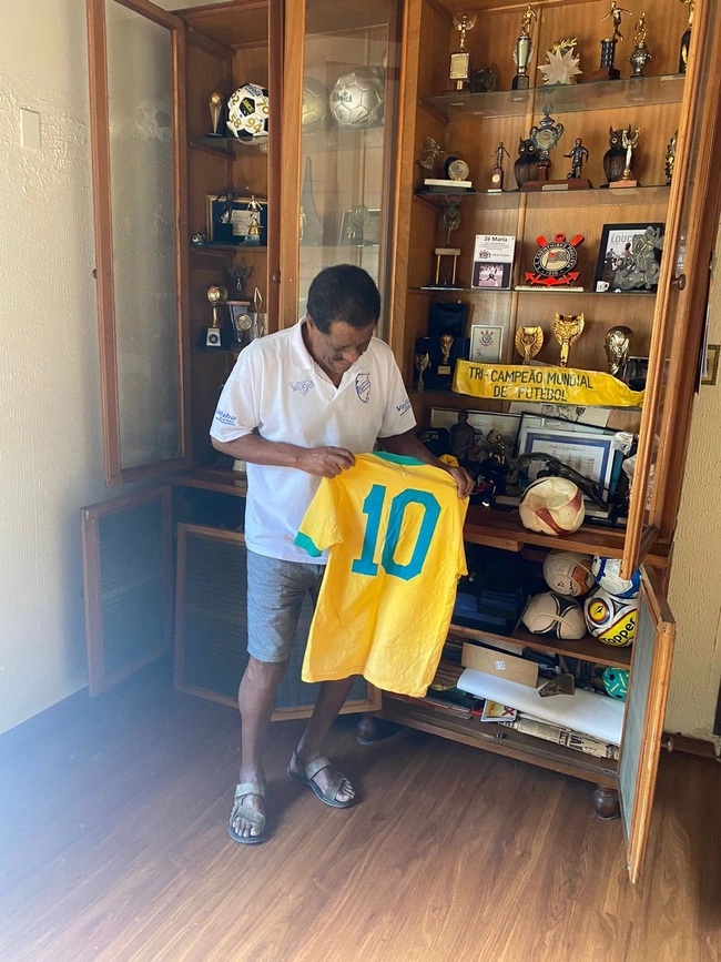 cover image of the auction item