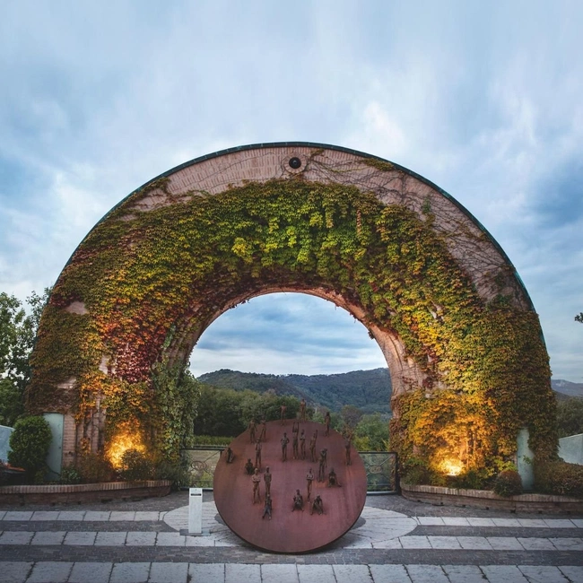 cover image of the auction item