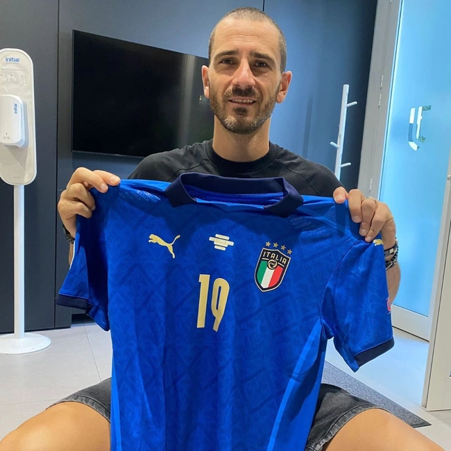 cover image of the auction item