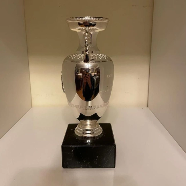 cover image of the auction item